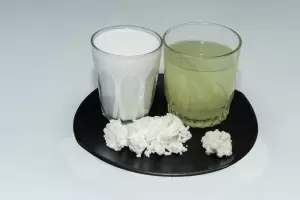 Verre de petit lait et ricotta