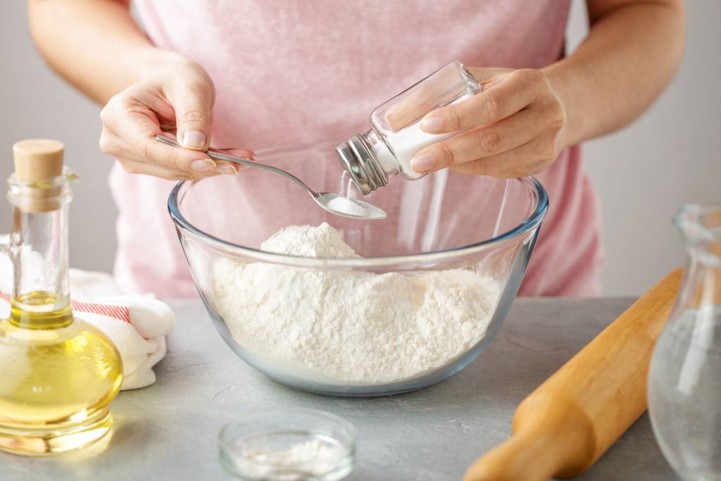 Ajouté du sel à la farine